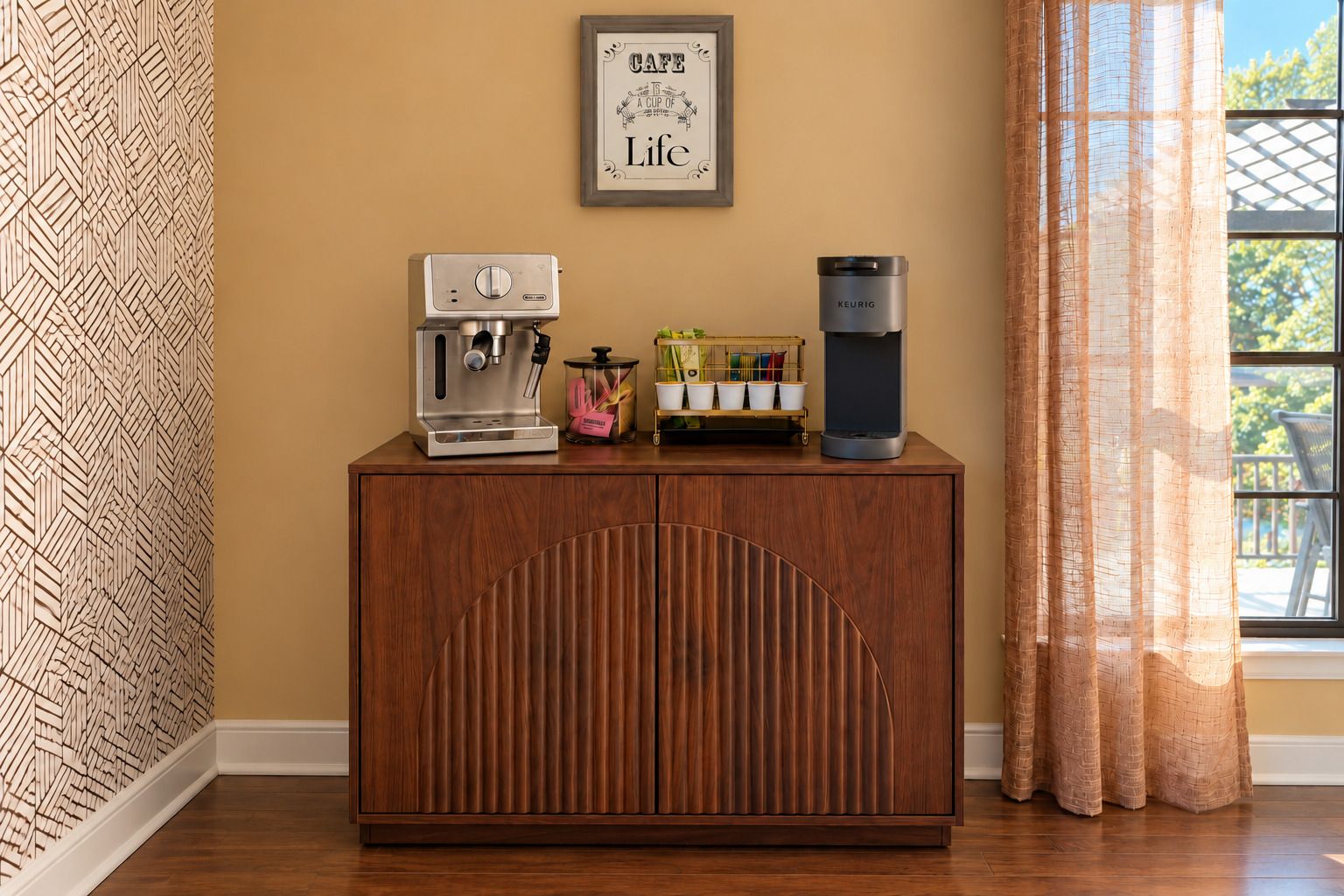 Een houten kastje met een koffieapparaat en een Keurig er bovenop.