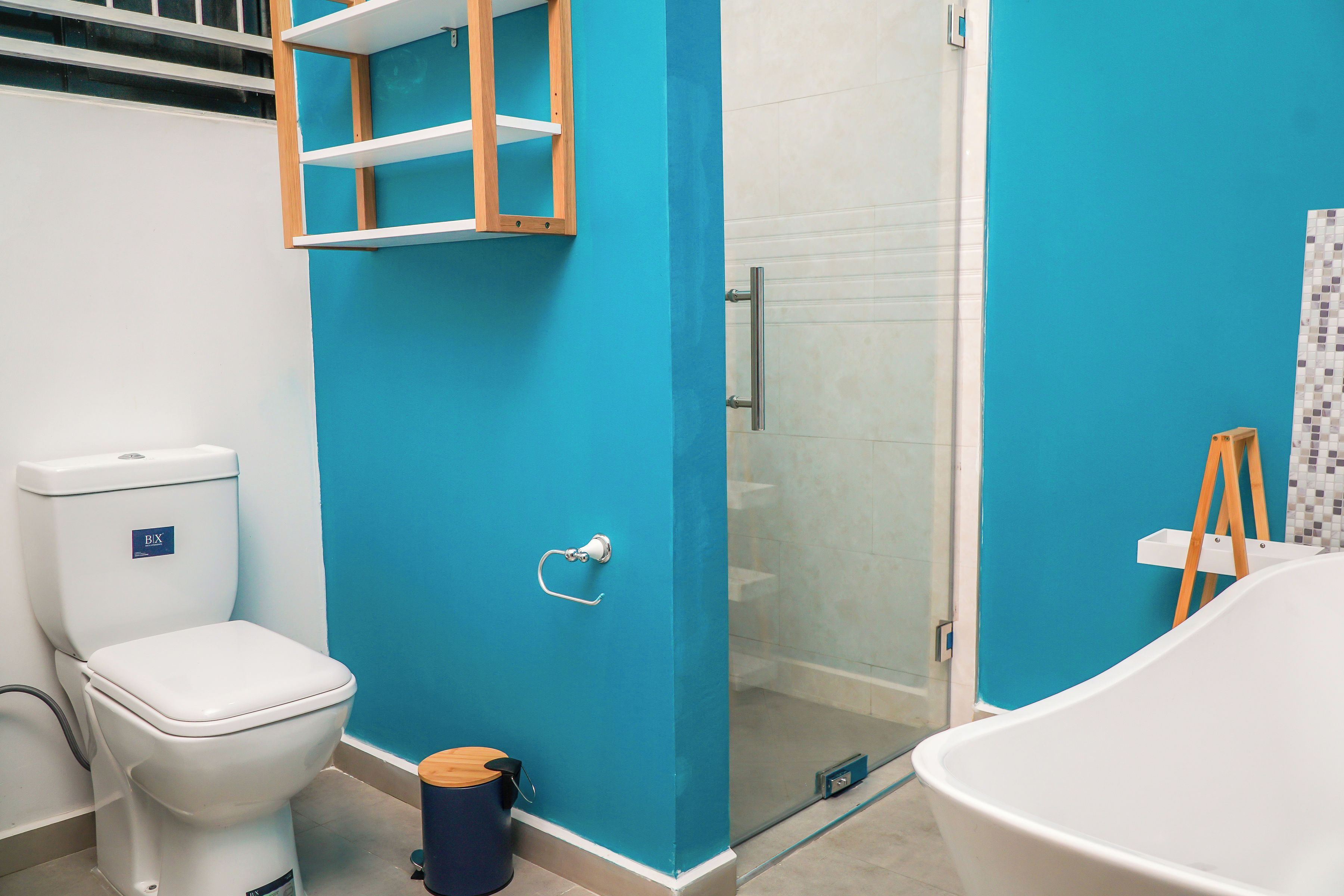 Un bagno con il water, una doccia e una vasca da bagno.