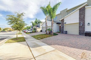 A residential street with modern houses, paved sidewalks, and parked cars. - CG9327 - 3B Resort Access Vacation Retreat (Davenport)