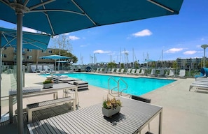 A pool area with lounge chairs and umbrellas, surrounded by buildings and a clear sky. - Blue Marina' Marina And Pool View Top Floor Pool, Gym, Jacuzzi (Marina del Rey)