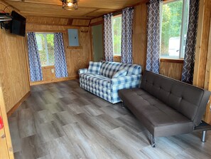 Ein Zimmer mit einer Sitzecke, einem Fernseher.