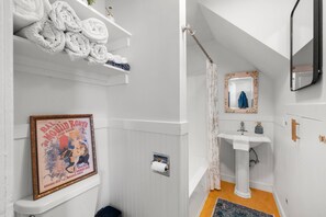 Bathroom - 1910 stylish cozy 2 bedroom with a 92 walking score to local attractions! (Portland)
