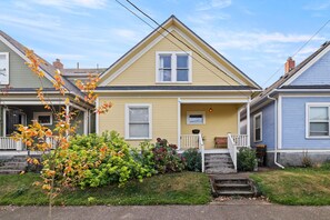 Exterior - 1910 stylish cozy 2 bedroom with a 92 walking score to local attractions! (Portland)