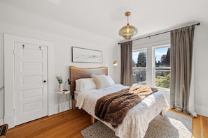 Room - 1910 stylish cozy 2 bedroom with a 92 walking score to local attractions! (Portland)