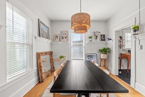 Dining - 1910 stylish cozy 2 bedroom with a 92 walking score to local attractions! (Portland)