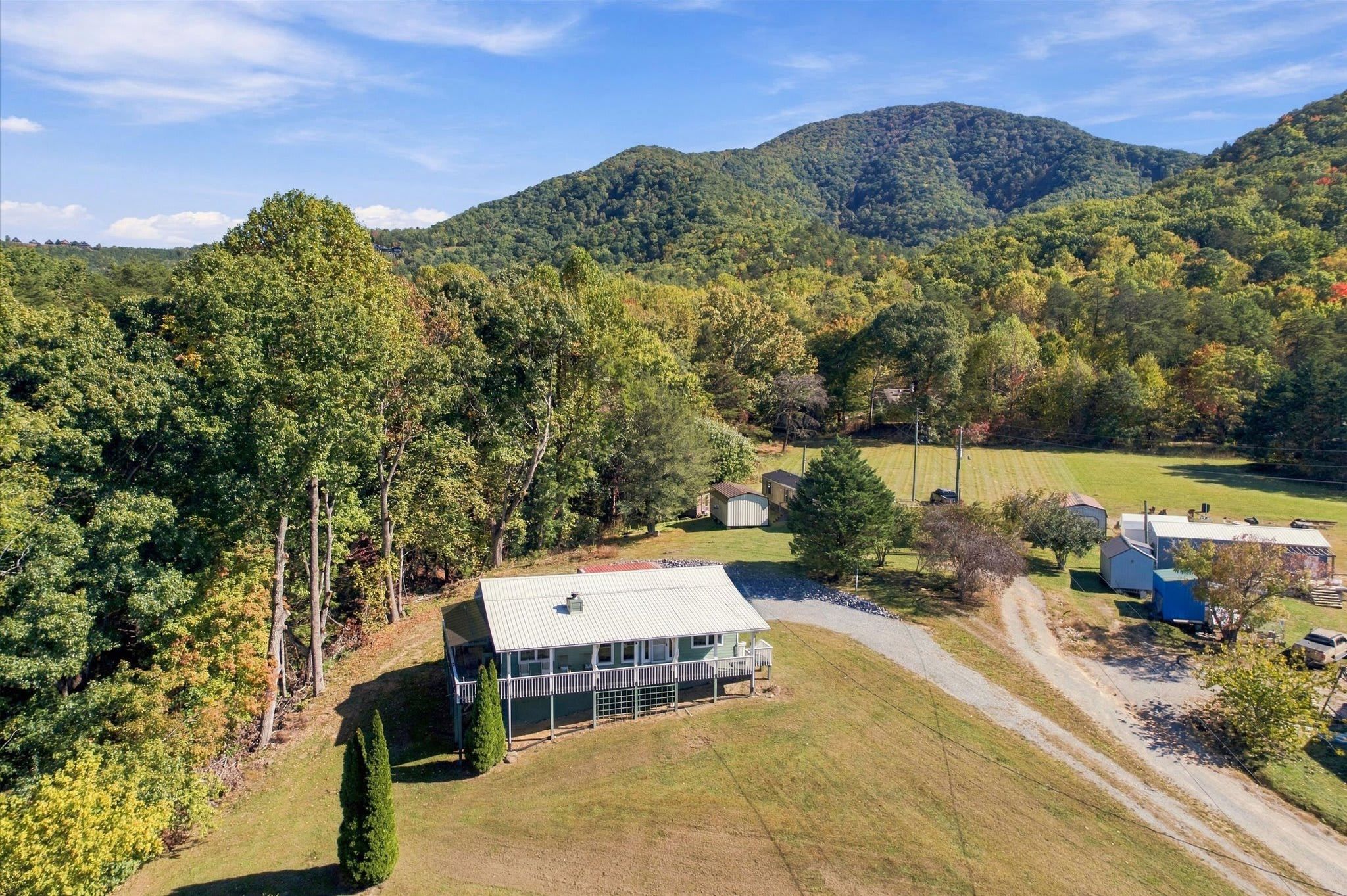 Settle into the peaceful mountain setting between the adventures of Pigeon Forge and the beauty of Townsend.
