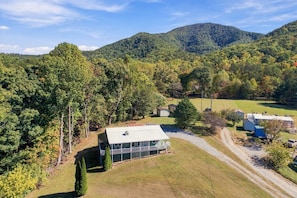 Settle into the peaceful mountain setting between the adventures of Pigeon Forge and the beauty of Townsend. - 2 Miles to GSMNP- Hot Tub, Mtn Views, Fire Pit & Dog- Friendly + Fenced Dog Run (Sevierville)