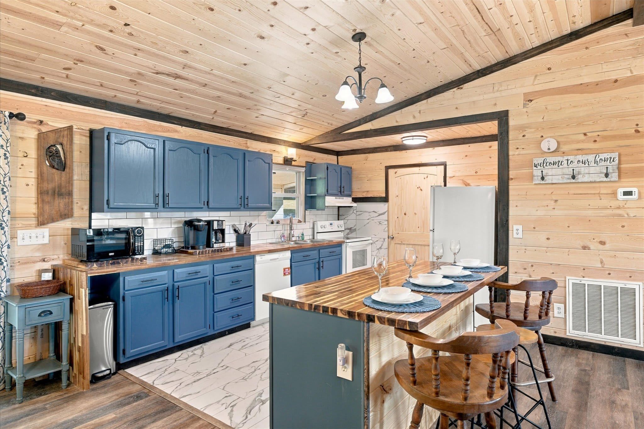 The fully equipped kitchen makes preparing breakfast, snacks, and vacation dinners simple.