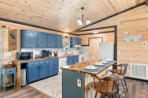 The fully equipped kitchen makes preparing breakfast, snacks, and vacation dinners simple. - 2 Miles to GSMNP- Hot Tub, Mtn Views, Fire Pit & Dog- Friendly + Fenced Dog Run (Sevierville)