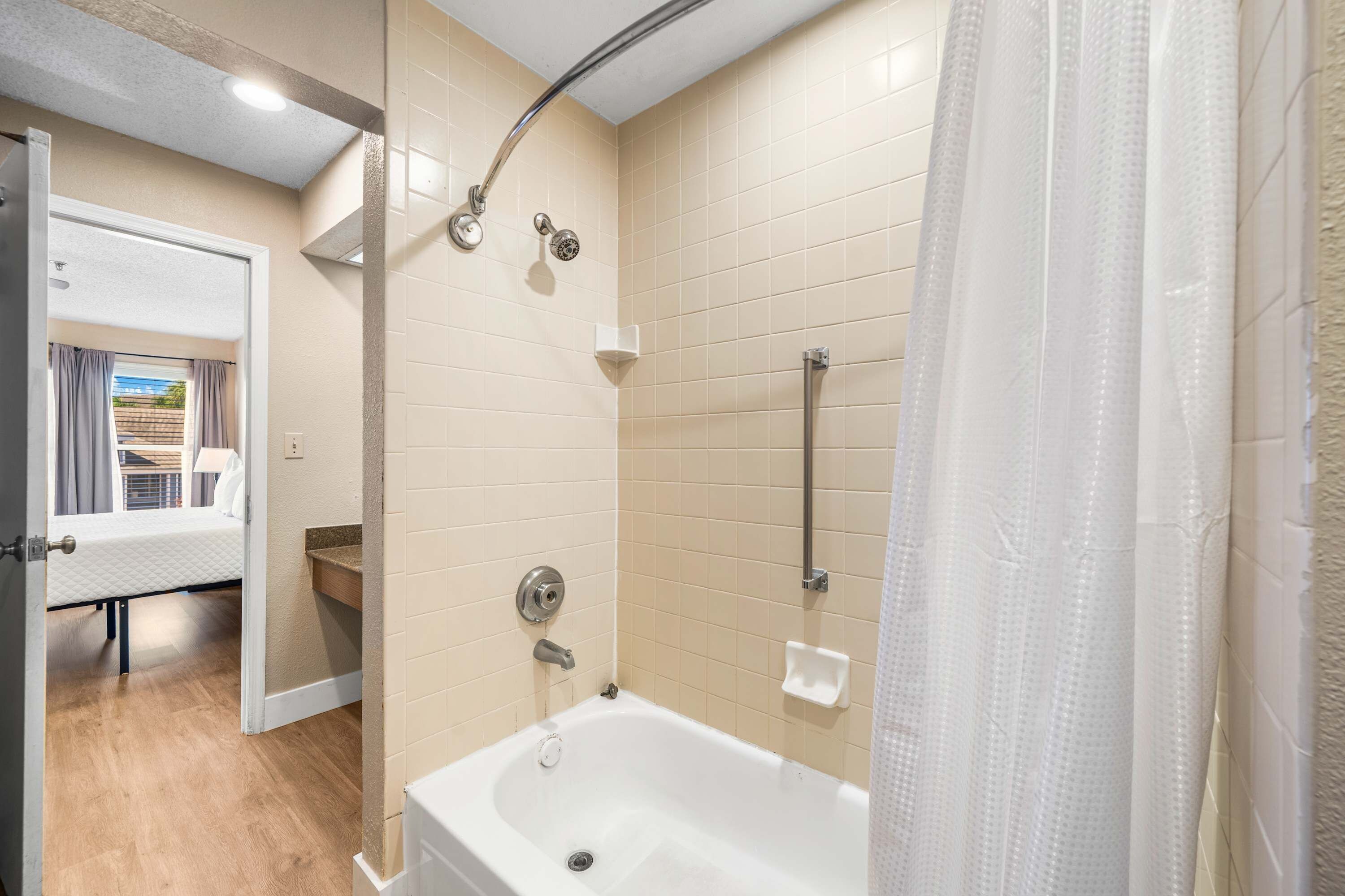 Ein Badezimmer mit Badewanne, Dusche und Toilette.