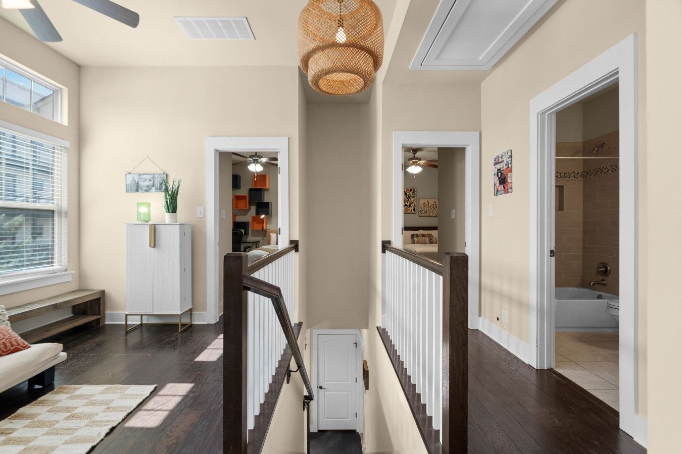 Un intérieur de maison à plusieurs niveaux comprenant un escalier, un espace de vie avec un canapé, un coin repas et une salle de bain.