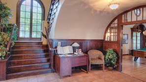 A grand staircase with wooden railings and a bench with books and a lamp. - WorldMark Clear Lake - Lakeside 2BR with Boat Dock and Year-Round Heated Pool (Nice)