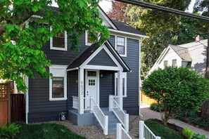 Exterior - Modern 2BR Mt. Tabor Retreat And Private Entry & Laundry (Portland)