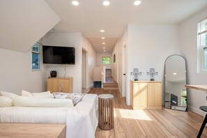 Room - Modern 2BR Mt. Tabor Retreat And Private Entry & Laundry (Portland)