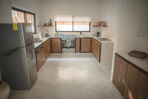 Une cuisine moderne équipée d’un réfrigérateur, d’une cuisinière et d’un évier.