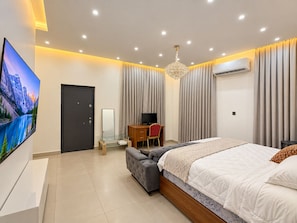 Room - The Gold Hide out (Taifa)