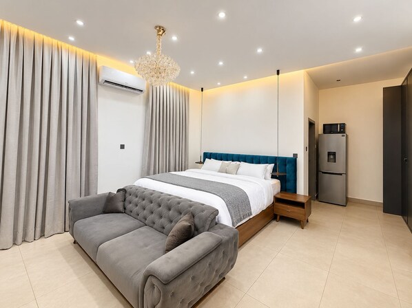 Room - The Gold Hide out (Taifa)