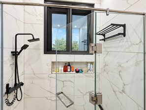 Bathroom - The Gold Hide out (Taifa)