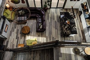 Ein zeitgemäßes Wohnzimmer mit einer Eckcouch, einem runden Couchtisch und einem Esstisch mit Stühlen.