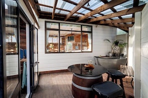 Outdoor dining - Tranquil Garden Retreat - Raglan (Raglan)