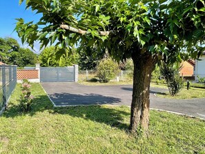 A residential driveway with a tree, a gated entrance, and a grassy area. - New Listing (Pontenx-les-Forges)