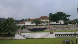Un edificio con una escalera de piedra y dos jirafas en los escalones.