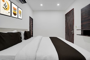 A hotel room with a bed, a wardrobe, and a wall-mounted shelf. - Hotel O The King Heaven (Farrukhabad)