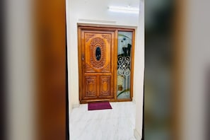 Interior - Ground Floor 2BHK Family Home, AC & Kitchen – Near Srirangam, Trichy (Tiruchirappalli)