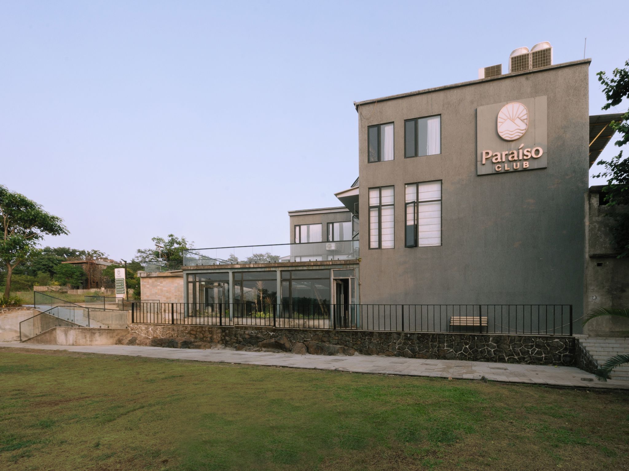 Un edificio con un letrero que dice 'Paraiso Club'.
