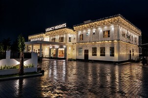 Un hotel con fachada moderna, un acceso cubierto y un exterior bien iluminado.