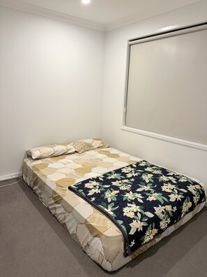 A single bed with a quilt and a window. - Spacious Private Bedrooms in Shared House (Morayfield)