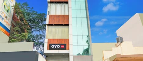 Un edificio de varios pisos con un cartel que dice 'SR GRAND' en la parte superior.