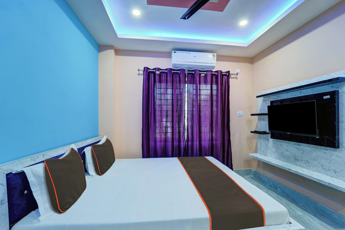 Ein Hotelzimmer mit Bett, Fernseher und Klimaanlage.