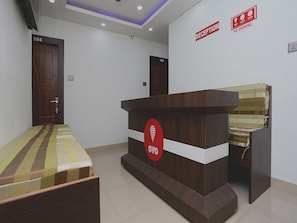 Zona de recepción con mostrador, cama y puerta con el número 106.