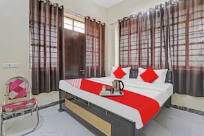 A hotel room with a bed, a tray with tea items, and curtains. - Hotel O Sunrise Inn (Gorakhpur)