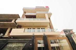 A multi-story building with balconies and a flat roof. - Collection O by OYO Green Leaf Residency (Gurgaon)
