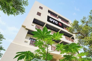 A multi-story hotel building with balconies and a sign that reads 'OYO Hotel Holiday Inn'. - Hotel O Holiday Inn (Gorakhpur)