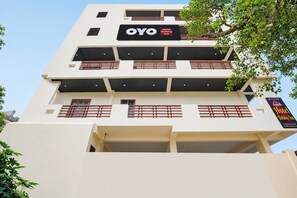 A multi-story building with balconies and a sign for 'OYO Hotel Holiday Inn'. - Hotel O Holiday Inn (Gorakhpur)