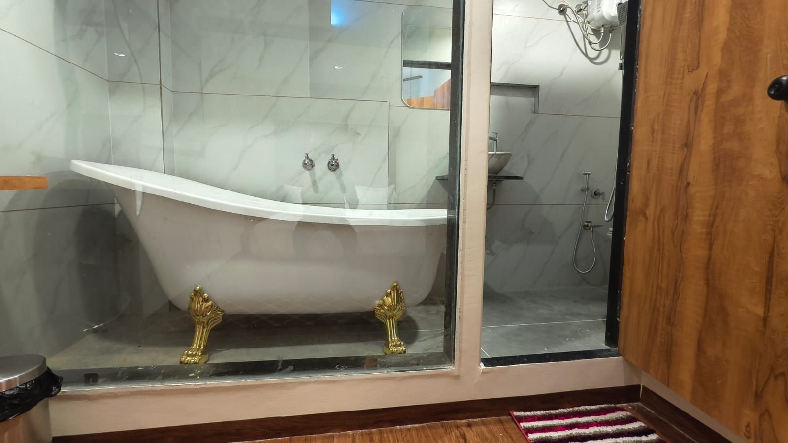 Ein Badezimmer mit einer freistehenden Badewanne, einer Dusche und einer gläsernen Duschkabine.