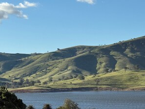 Paisaje con colinas ondulantes y una masa de agua.