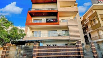 A hotel building with a sign that reads 'OYO Hotel Caffola Inn'.