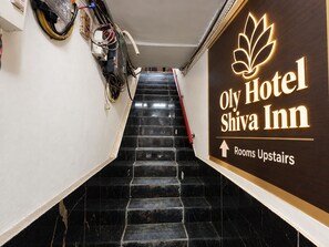 A staircase leading to the rooms upstairs at Oly Hotel Shiva Inn. - Oly Hotel Shiva Inn (New Delhi)