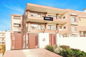 Een hotel bestaande uit twee verdiepingen, met een bord waarop 'OYO Hotel Circle Residency' staat.