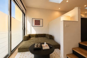 A comfortable sofa bed, ideal for relaxing during the day or night. - 6min to Darling Harbour | 3min to The Star | 100M (Pyrmont)