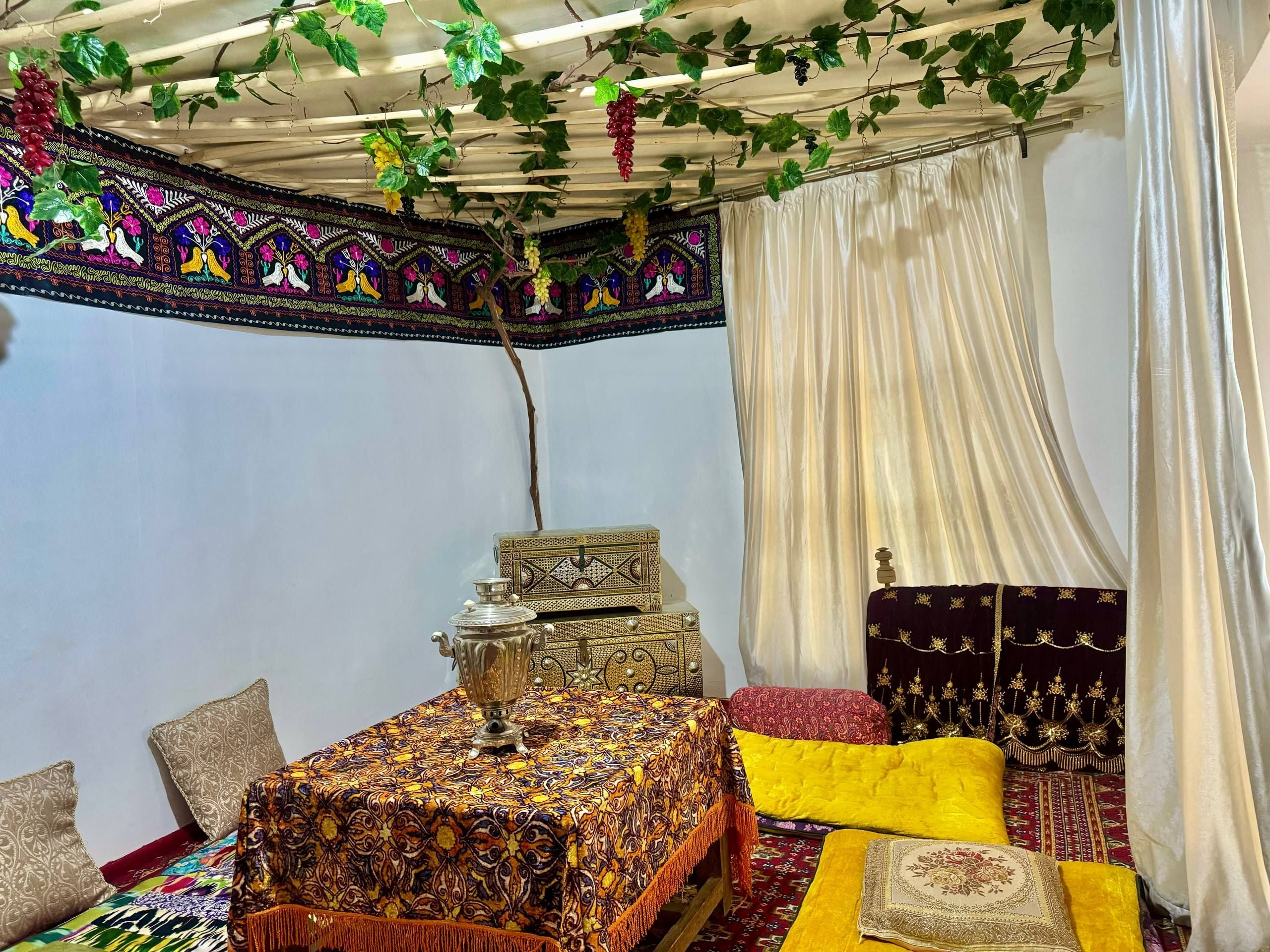 Una camera con un letto, un tavolo e una testiera decorativa.