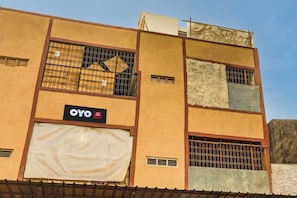Un edificio de varios pisos con un letrero que indica que es un hotel.