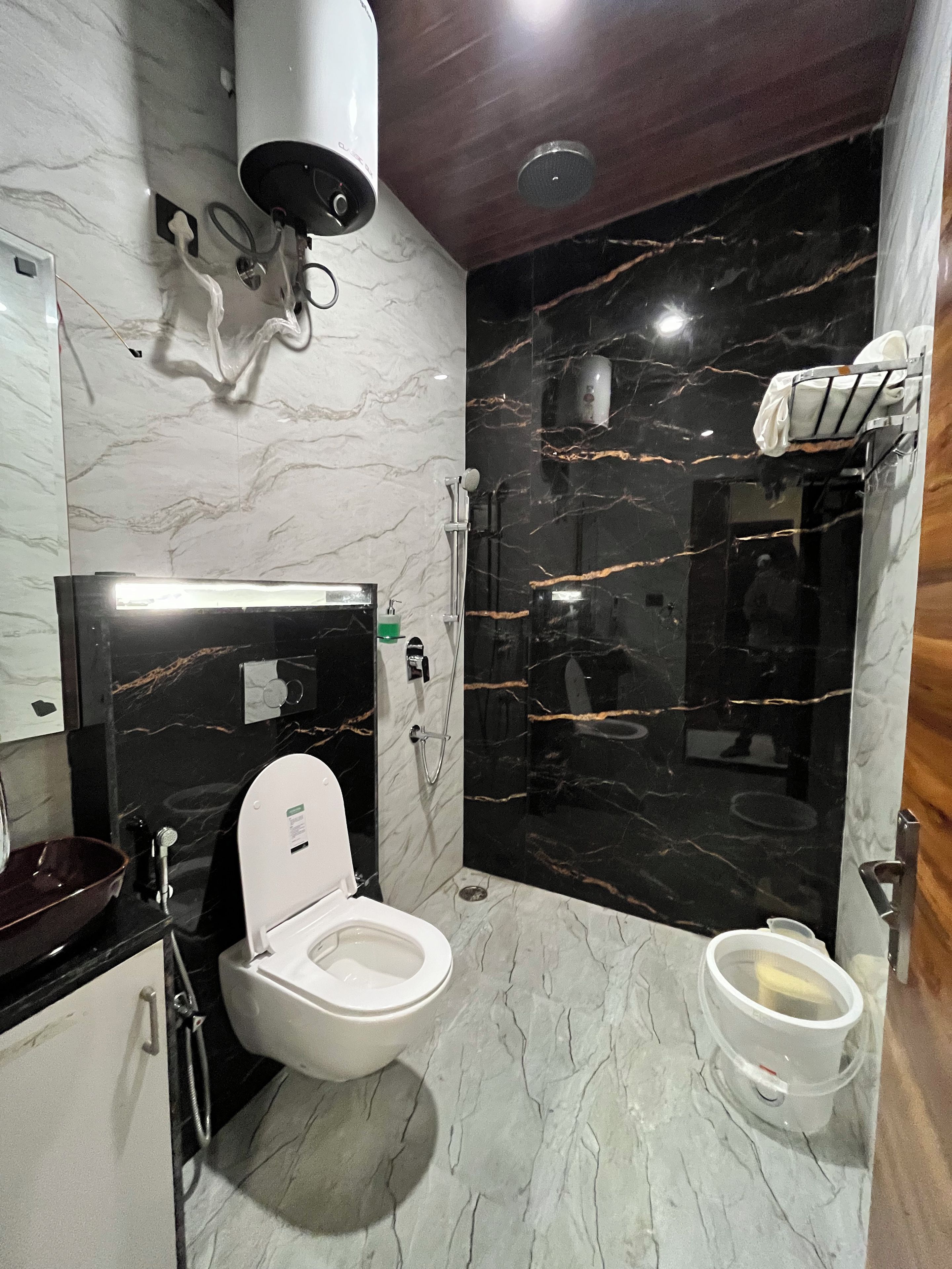 Une salle de bain moderne équipée de toilettes, d’un bidet et d’un espace douche.