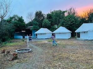 A campsite with tents, a volleyball net, and a brick structure. - Yasnaya camps (Farsoli)