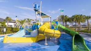 Ein Wasserpark mit einer großen Wasserrutsche, einem Wellenbad und einem Fluss zum Entspannen.