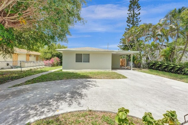 Property grounds - 1-2 bedroom condo in Delray Beach with rv or boat parking just off the avenue (Delray Beach)